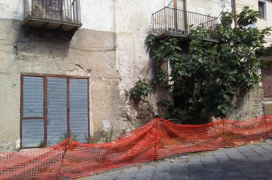 Raddusani chiedono interventi su degrado edificio in via Cavour 61